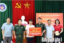 Quân khu trao 700 triệu đồng cho các trường học khắc phục hậu quả cơn bão số 11